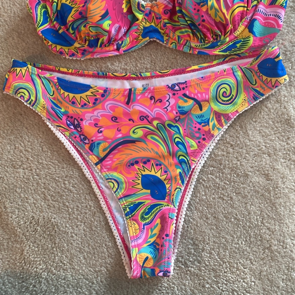 Size large colorful bikini  underwire top light cups - Picture 3 of 8